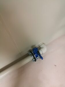 Rurociąg z tworzywa sztuczengo zawór