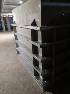 Zbiornik z tworzywa sztuczengo z boku