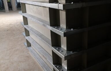 Zbiornik z tworzywa sztuczengo z boku