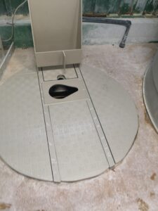 Zbiornik z tworzywa sztuczengo klapa