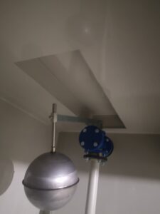 Zbiornik z tworzywa sztuczengo zawór