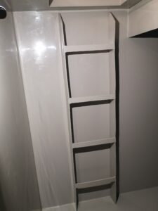 Zbiornik z tworzywa sztuczengo drabinka