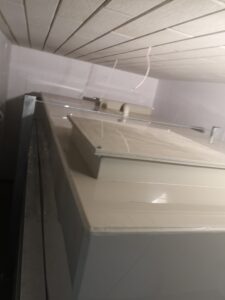 Zbiornik z tworzywa sztuczengo klapa